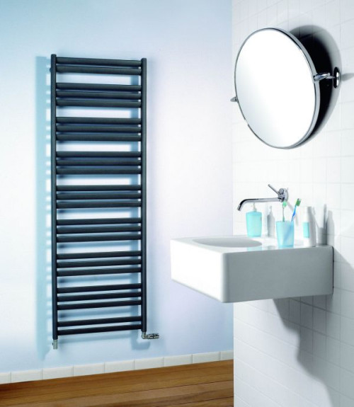 Pionowy grzejnik w łazience