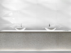 W białej łazience nie może też zabraknąć białych płytek ceramicznych