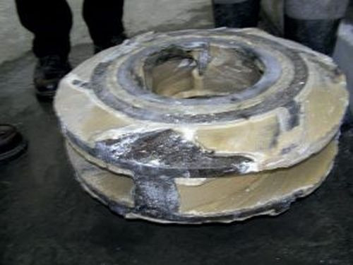 Przykład skuteczności bezprądowych nakładkowych magnetyzerów. Elektrownia w Połańcu, wirniki pomp wody nadosadowej. Wirnik pokryty kamieniem składającym się głównie z siarczanu wapnia