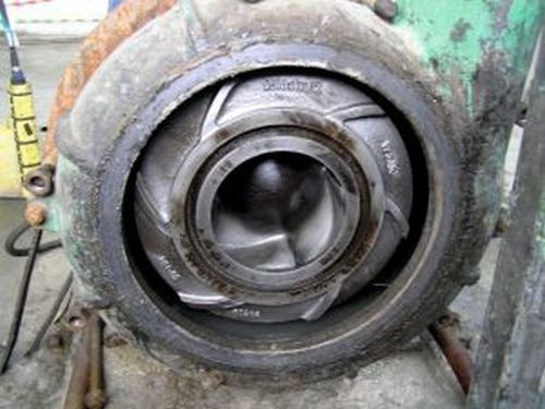 Wirnik pompy po 3 miesiącach od chwili zamontowania magnetyzerów na rurociągu o średnicy zewnętrznej 355 mm. Parametry wody przemysłowej kilkakrotnie przekraczały normy wody przeznaczonej do spożycia przez ludzi