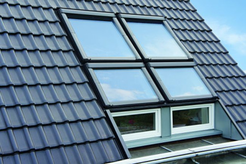 Pierwszym elementem, który jest niezbędny, aby wykreować niebiański klimat na poddaszu, są duże okna dachowe
