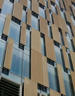 Elementy zacieniające w kolorze złota Fot. Schüco