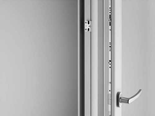 Nowością w branży jest według Roto zastosowanie takiego samego obwodu ryglującego okucia w różnych wariantach. Do jego produkcji stosuje się komponenty &quot;NT&quot; (PVC, drewno) i &quot;AL&quot; (aluminium). Trzy istotne zalety: szybka obróbka na linii produkcyjnej, znacząca redukcja ilości wymaganych części, łatwe magazynowanie. Kolejnym pozytywnym wyróżnikiem nowej oferty jest zastosowanie uniwersalnej klamki. Fot. Roto