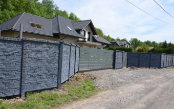 Dlaczego warto wybrać ogrodzenia betonowe i jak to jest z montażem?