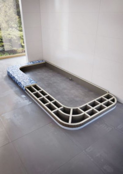 Zabudowa wanny płytą budowlaną z fabrycznymi nacięciami – przed i po (fot. Ultrament)