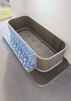 Zabudowa wanny płytą budowlaną z fabrycznymi nacięciami – przed i po (fot. Ultrament)