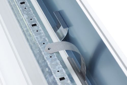 Opatentowany przez ANWIS system blokuje listwę pancerza przy próbie podniesienia rolety z zewnątrz