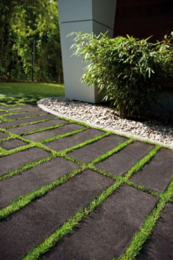 W odpowiednio zaplanowanym ogrodzie ścieżki harmonijnie kształtują przestrzeń wokół domu