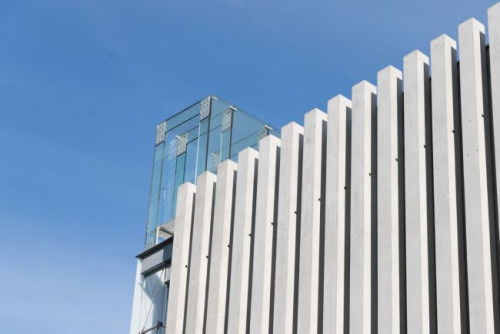 Trejaże opakowują budynek po jego dwóch dłuższych bokach