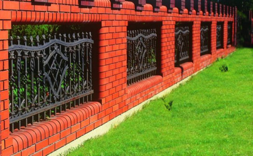 Cegły klinkierowe są naturalnym materiałem powstałym w wyniku wypalania gliny w bardzo wysokiej temperaturze