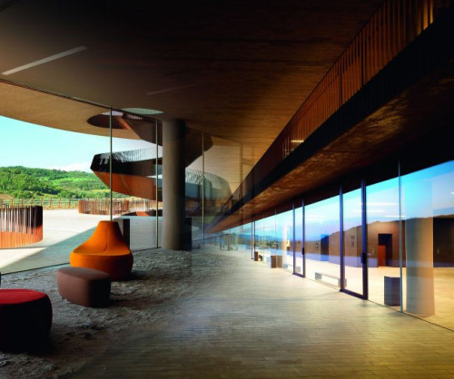 W albumie zaprezentowane są wybrane obiekty: budynki dydaktyczne, centra turystyczne, biblioteki, muzea czy budynki sakralne