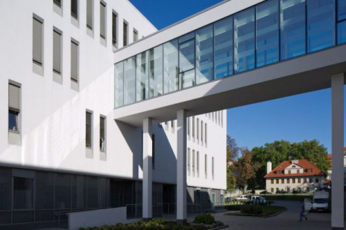 W tej jasnej, spokojnej bryle wyrzeźbione zostały podłużne otwory, rozmieszczone na elewacji w sposób przypadkowy