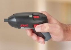 Kompaktowa wkrętarka akumulatorowa SKIL 2636 z ładowarką micro-USB zapewnia komfortową pracę i dużą wygodę ładowania