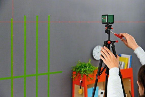 Wzdłuż linii wyświetlanych przez laser należy nakleić: pasek poziomy o długości 90 cm i pionowy o długości co najmniej 130 cm