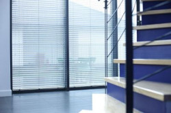 Sprawdzają się jako osłony zarówno małych okien, jak i dużych przeszkleń