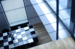 Żaluzje poziome ANWIS, w zdecydowanej większości przypadków, wyposażone zostały w prowadzenie żyłkowe