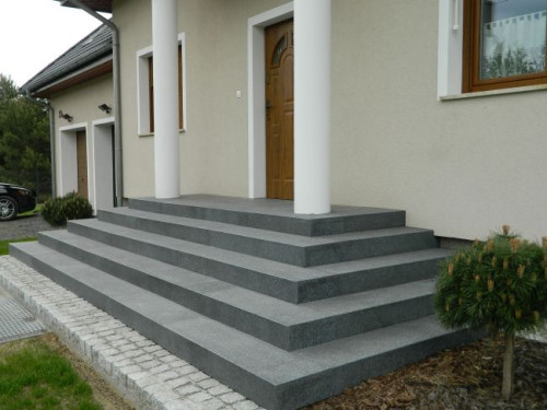 Nawierzchnie należy dokładnie zamieść i umyć