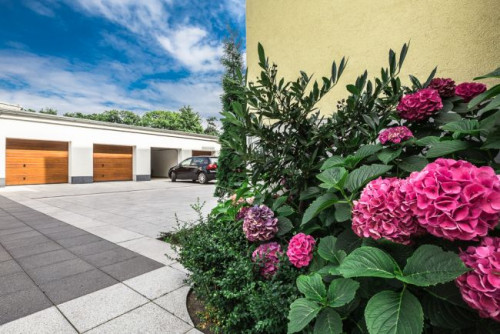 Zarówno powierzchnia tarasu, chodników prowadzących do domu, podjazdu czy ścieżek ogrodowych powinna zostać dokładnie oczyszczona