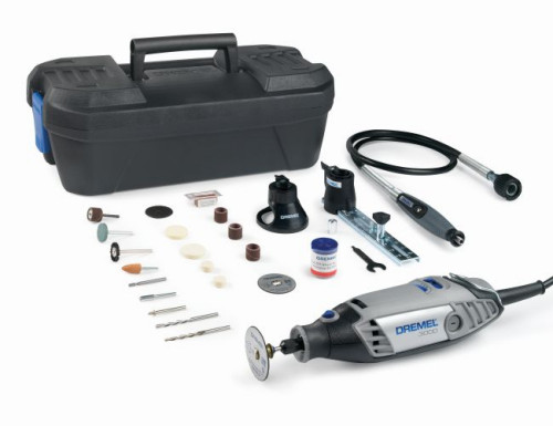 W zestawieDremel 4 Star Xmas Kit (F0133000MK) poza urządzeniem Dremel 3000, znajdują się trzy dodatkowe przystawki  i 55 akcesoriów