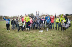 W czwartej edycji akcji &quot;Posadź drzewko ze SWISS KRONO&quot; wzięło udział łącznie 32 uczniów