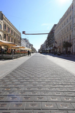 Kostka z Polbruku leży na prestiżowej ul. Piotrkowskiej w Łodzi