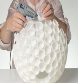 Dokończ pracę, przyklejając kolejne kubeczki