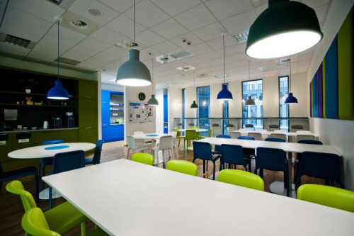 Wystrój wszystkich biur AECOM na świecie jest utrzymany w tym samym stylu