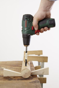 Przymocuj drewno do stołu, tak aby lewa linia pomocnicza znajdowała się u góry