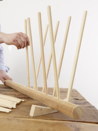 Na koniec wytrzyj gumką linie pomocnicze i zamocuj wszystkie pałeczki – uchwyty oraz nóżki – w otworach