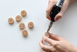 Drewniany drążek tniemy na kawałki, tak aby powstało osiem krążków o wysokości ok. 1 cm