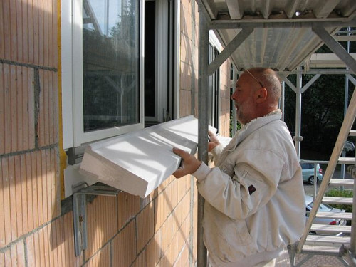 W zależności od typu, parapety produkowane są w szerokościach od 15 do 45cm przy stopniowaniu co 2,5cm