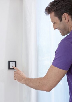 Karnisze do zasłon wyposażone w technologię radiową dodają szczyptę geniuszu do Twojego domu