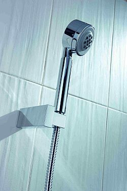 Do usunięcia osadów kamiennych pojawiających się na rączkach natrysku posłuży szmatka nasączona octem