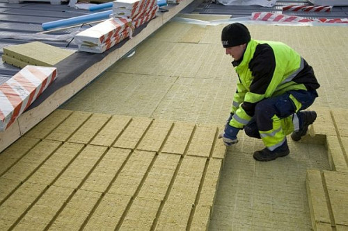 W przypadku dachów płaskich planowane spadki powinny wynosić minimum 2-3°