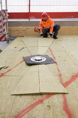 Kluczowe dla bezpieczeństwa dachu płaskiego jest też zastosowanie odpowiedniego materiału izolacyjnego