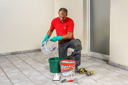 Odmierzoną ilość wody wlewamy do czystego pojemnika