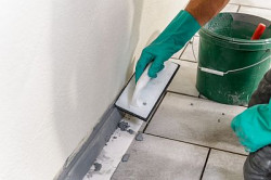 Zamykamy górną krawędź cokołu na styku ze ścianą