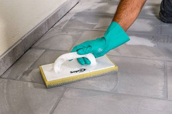 Po wstępnym utwardzeniu zaprawy w spoinach przystępujemy do zmywania