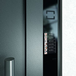 Zintegrowany z profilem drzwiowym panel dotykowy Schüco DCS Touch Display Fot. Schüco