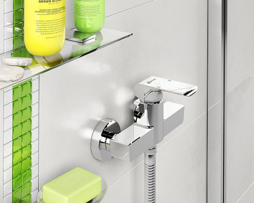 Godnym uwagi rozwiązaniem jest wybór bazy o stonowanych barwach i ożywienie jej wyraźnymi akcentami kolorystycznymi