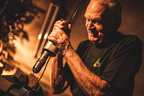 Pan Stefan Niesłuchowski podczas pracy w swoim warsztacie