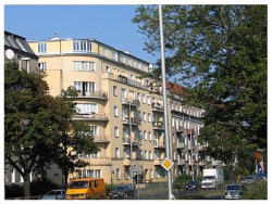 Specjalnie wykonaną membraną wodoszczelną zabezpieczamy budynek po rozebraniu starego dachu