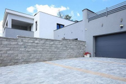 Ogrodzenie wyznaczające granice posesji od dawna nie pełni funkcji wyłącznie użytkowej