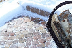 Nawierzchnię z betonowych kostek lub płyt brukowych odśnieżaj na bieżąco