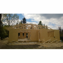 Budynek w systemie szkieletowym z więźbą z wiązarów