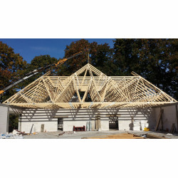 Wiązary dachowe na budynku handlowo-usługowym