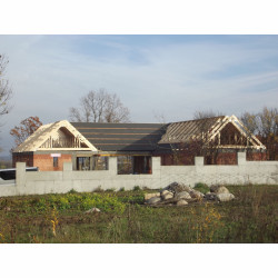 Wiązary dachowe na budynku mieszkalnym z poddaszem