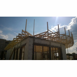 Więźba dachowa z łukowym okapem i attyką na budynku handlowym