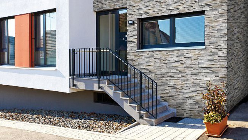 Zależnie od estetyki, w jakiej utrzymany jest dom, będą podkreślać jego rustykalność