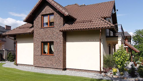 Zarówno płytki cegłopodobne jak i kamienie dekoracyjne to elementy wyraziste i wymagające